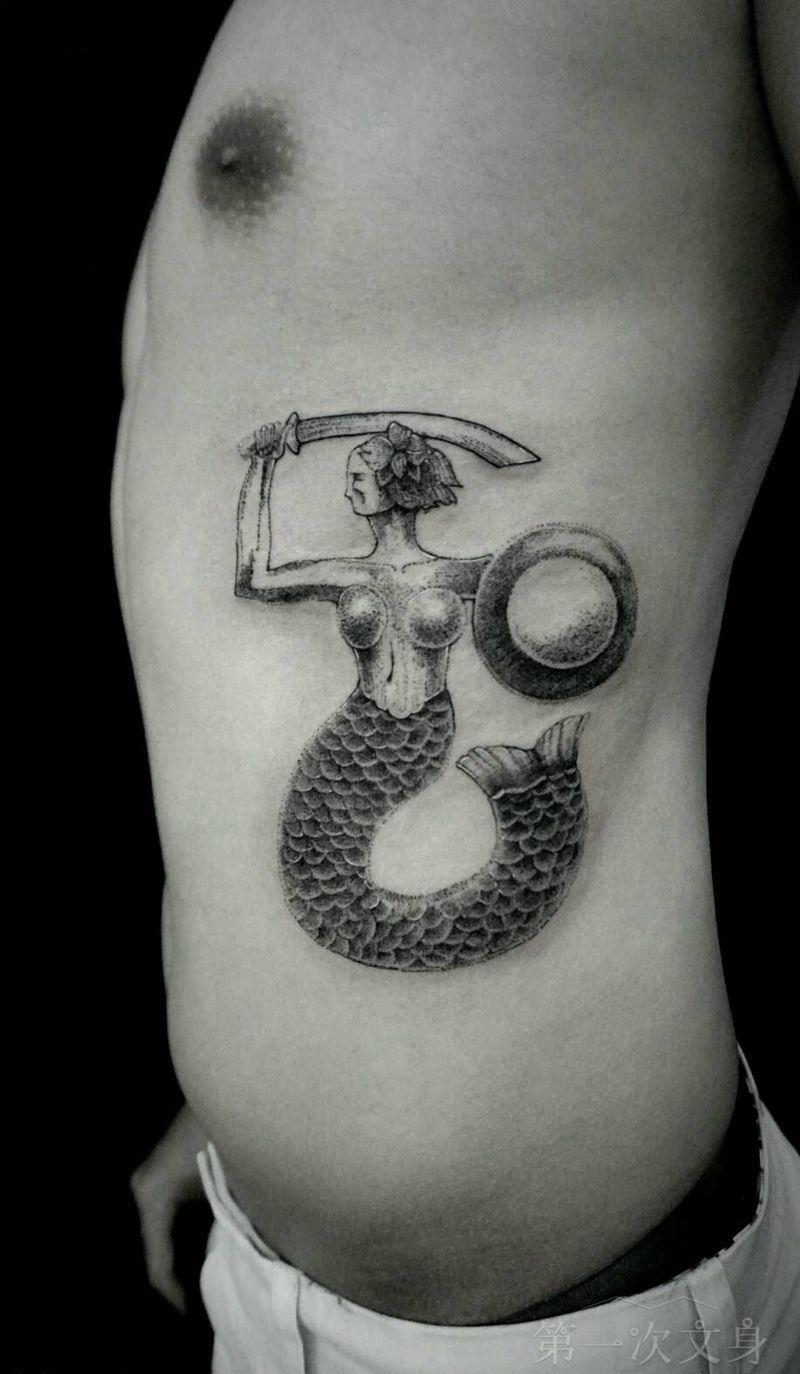 美人鱼战士纹身图片_腰部欧美字符动物成品纹身图案