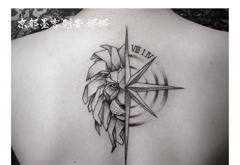 京都墨客刺青纹身图片_狮子字母原创清新写实成品手稿背部纹身图案