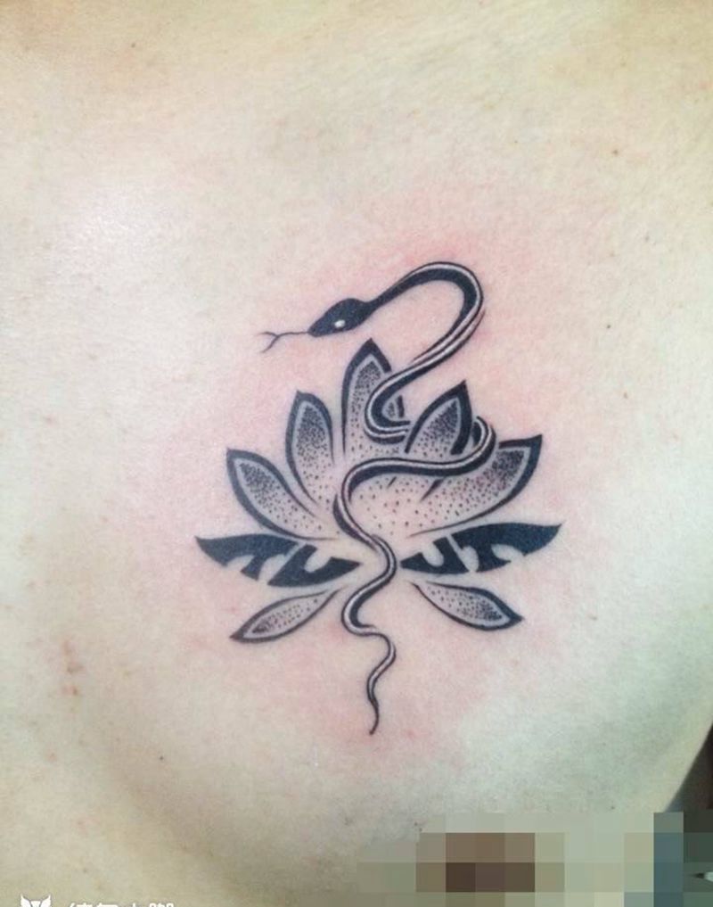 京都墨客刺青---荷花小蛇纹身纹身图片_成品背部荷花手稿纹身图案