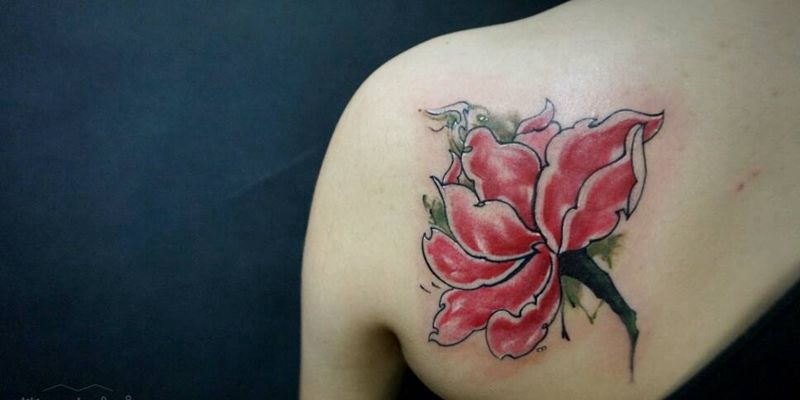 荷花纹身图片_肩部背部传统清新植物成品纹身图案