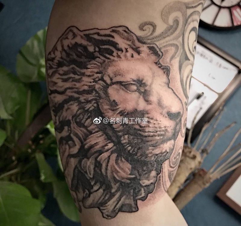 点刺狮子纹身图片_