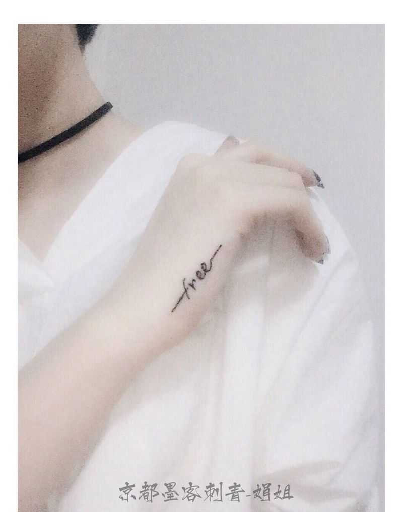 京都墨客刺青纹身图片_成品字符手部字母清新纹身图案