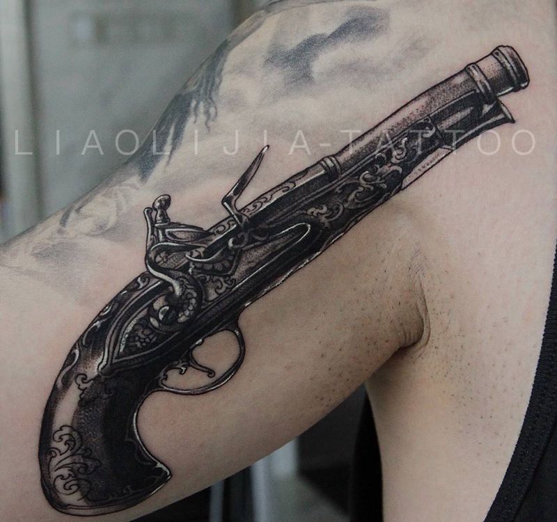 枪纹身图片_成品肩部原创写实纹身图案