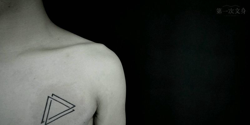 双三角纹身图片_胸部欧美几何成品纹身图案