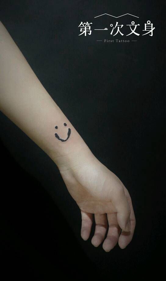 笑脸纹身图片_手臂写实几何成品纹身图案