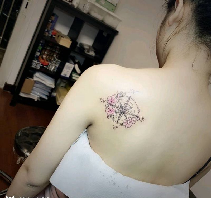 指南针纹身图片_肩部水彩纹身图案