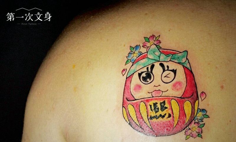 达摩宝宝纹身图片_背部清新人物成品纹身图案