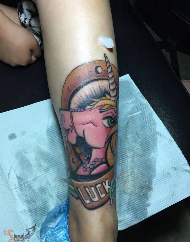 欠马纹身图片_欧美传统清新肖像写实动物几何腿部脚部腰部纹身图案