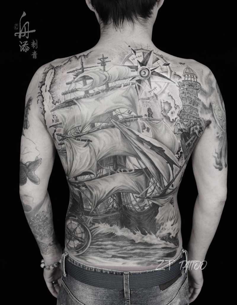 帆船满背纹身图片_背部欧美写实新传统灯塔帆船指南针纹身图案