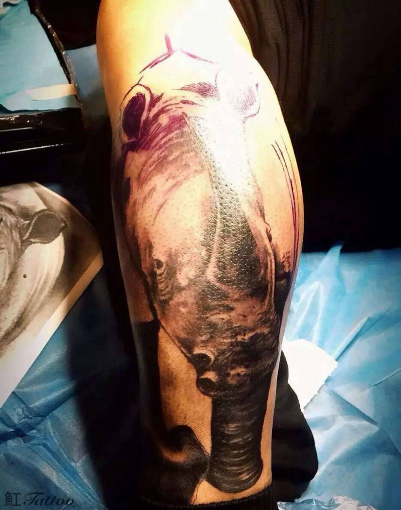 写实犀牛进行中纹身图片_成品腿部写实欧美动物原创纹身图案