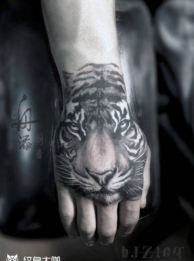 虎纹身图片_手部欧美写实虎纹身图案