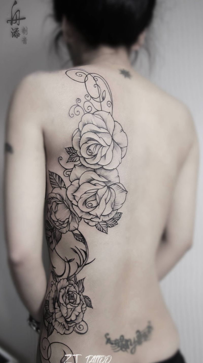 玫瑰半背纹身图片_背部欧美写实玫瑰花纹身图案
