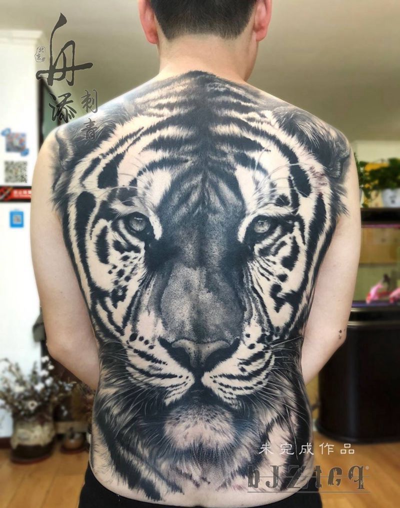 虎纹身图片_背部欧美写实虎纹身图案