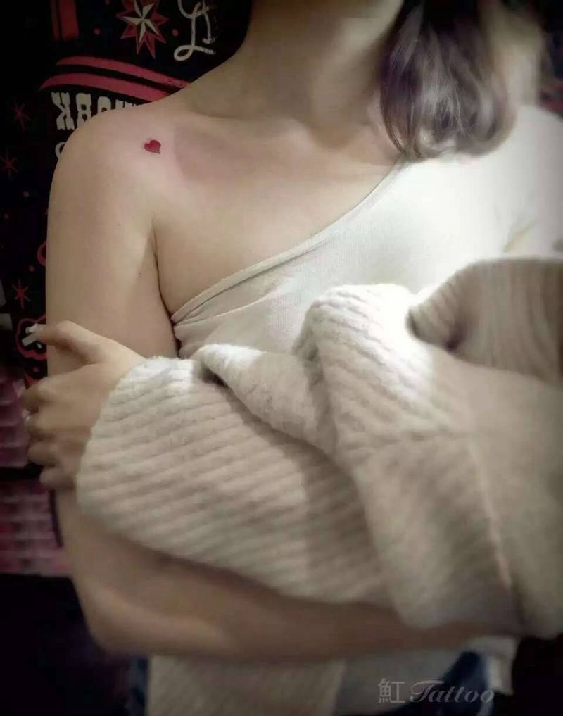 清秀的小桃心纹身图片_成品肩部清新情侣原创几何贴纸纹身图案