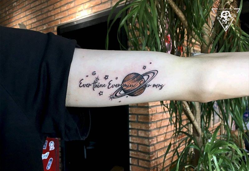 纹身/刺青/星球纹身纹身图片_手臂颈部点刺水彩星球纹身图案