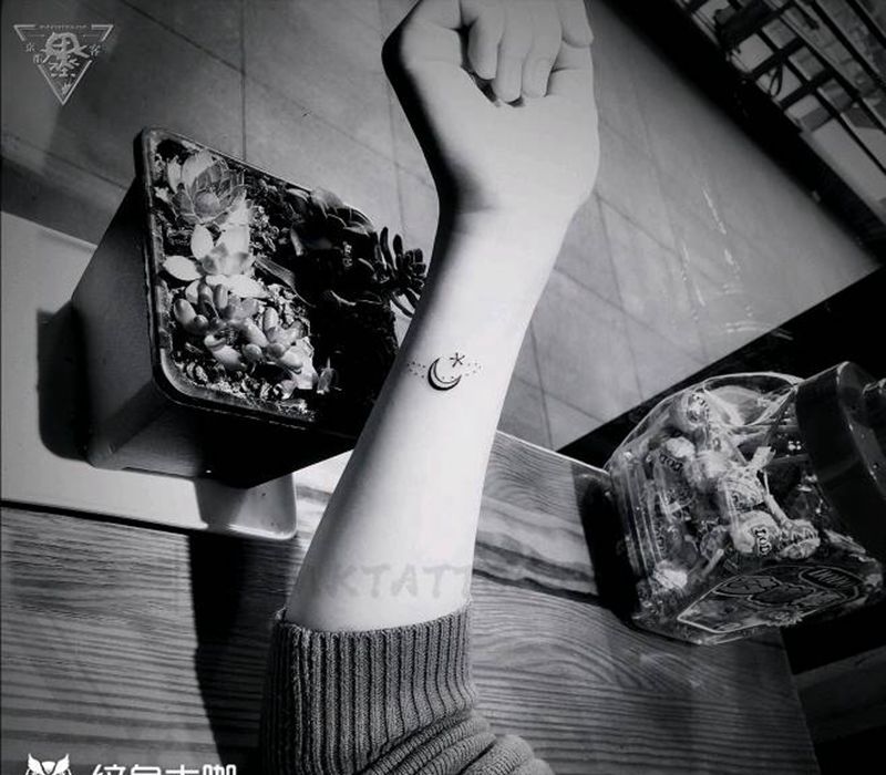 纹身/刺青/小清新纹身图片_手臂几何小清新 月亮纹身图案