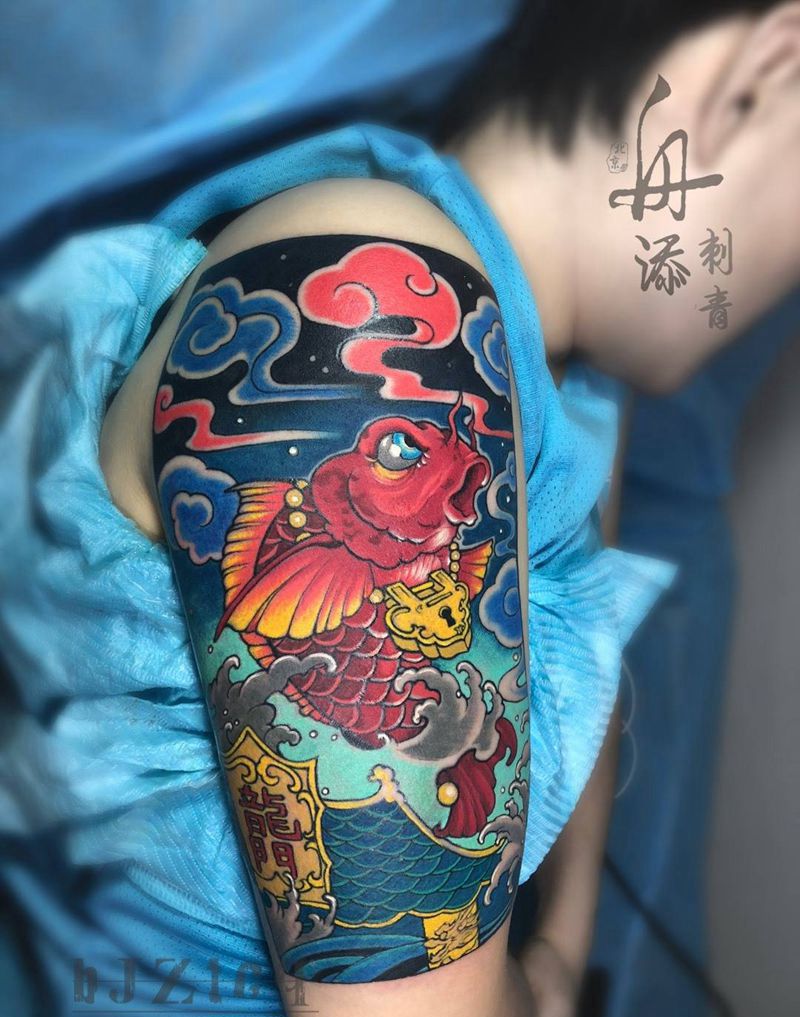 遮盖作品纹身图片_手臂肩部新传统New School鲤鱼彩色花臂纹身图案