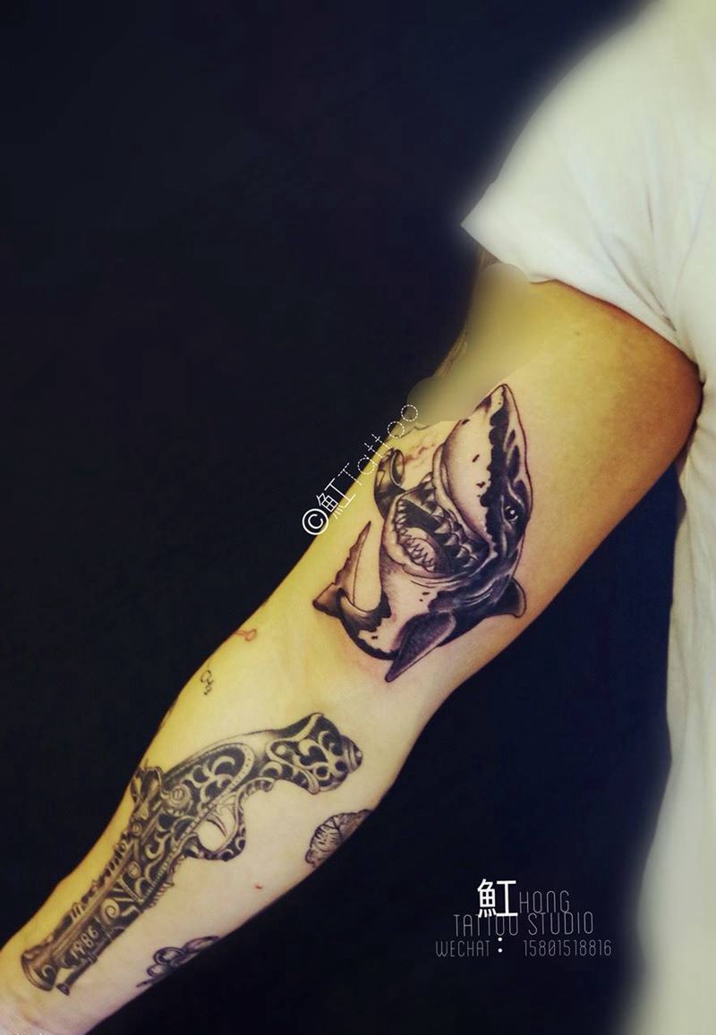 鲨鱼纹身图片_成品手臂欧美写实动物纹身图案