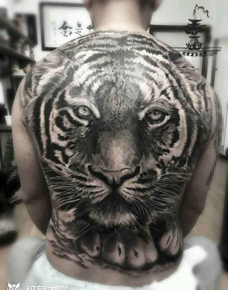 满背虎头纹身图片_背部写实动物原创老虎成品纹身图案