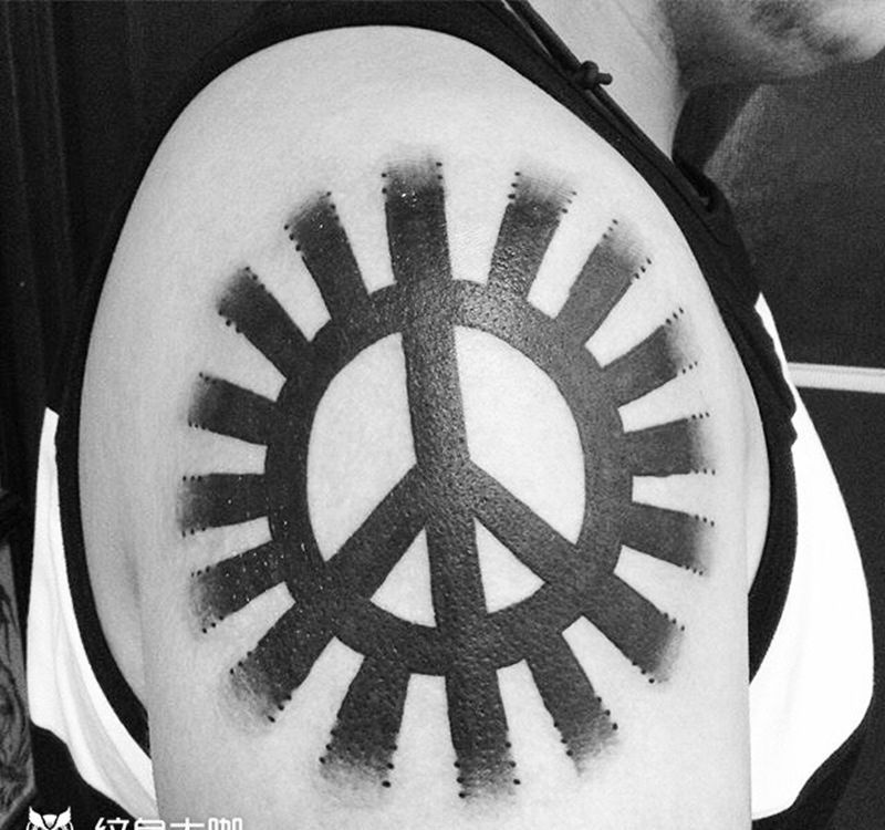 反战光辉纹身图片_成品肩部手臂欧美图腾几何纹身图案