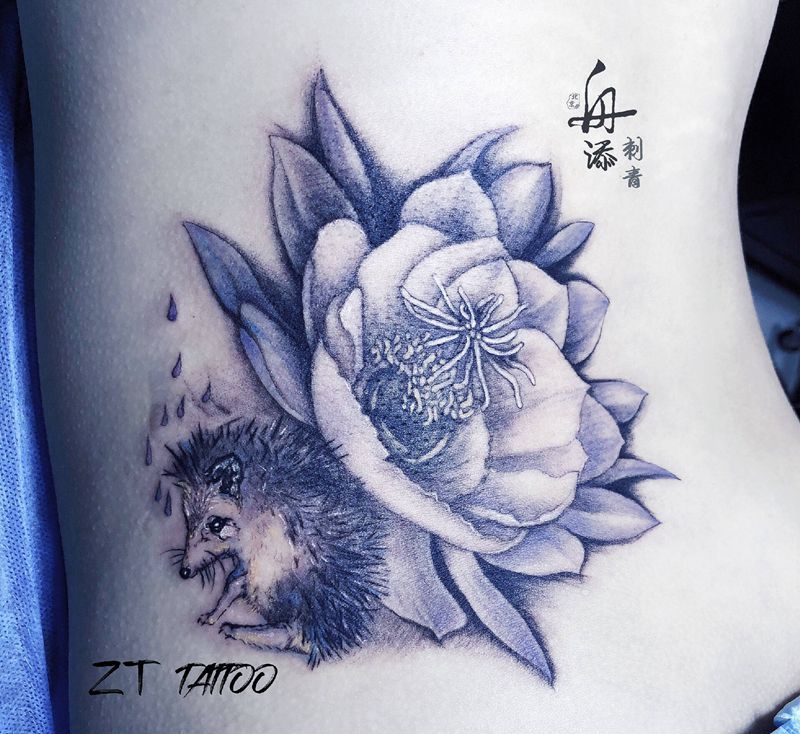 昙花刺猬纹身图片_腰部纹身图案