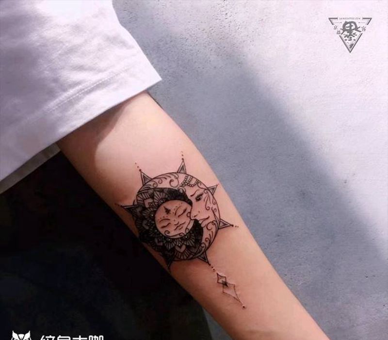 纹身/刺青/日月/太阳/月亮纹身图片_手臂背部点刺几何纹身图案