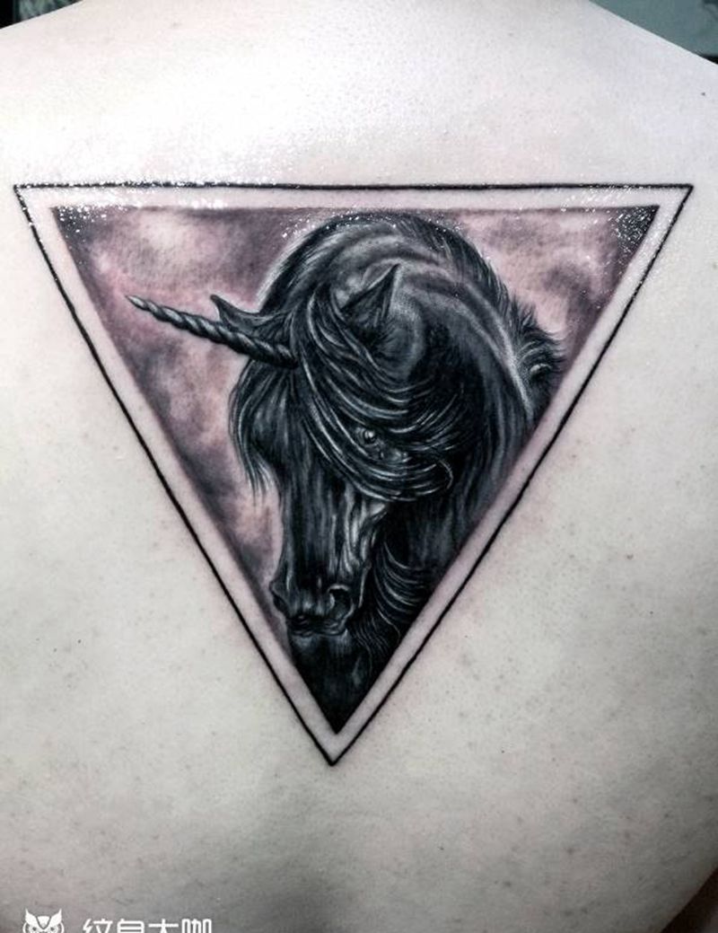独角兽纹身图片_背部欧美写实动物成品纹身图案