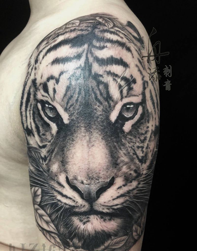 大臂老虎纹身图片_