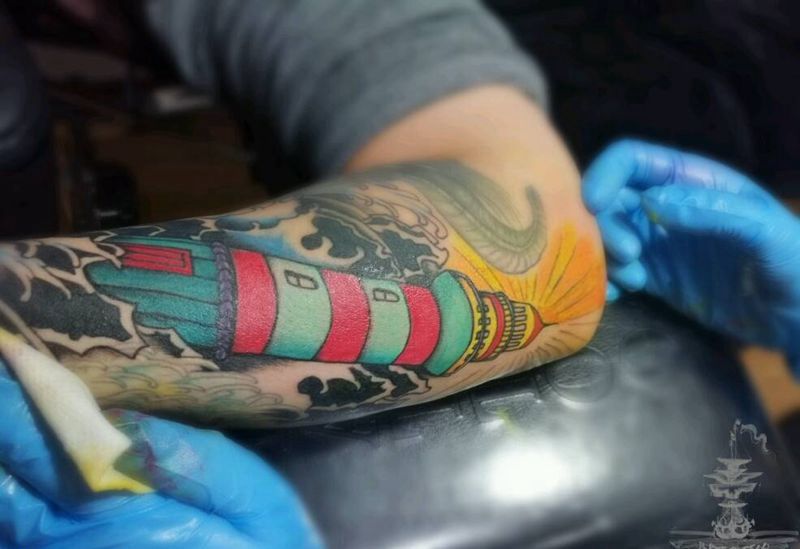 灯塔，照亮前方的路。纹身图片_手臂欧美清新静物彩色花臂灯塔成品纹身图案