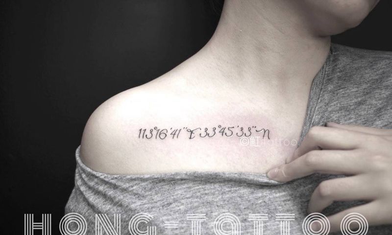 锁骨字母纹身图片_成品肩部颈部清新字符纹身图案