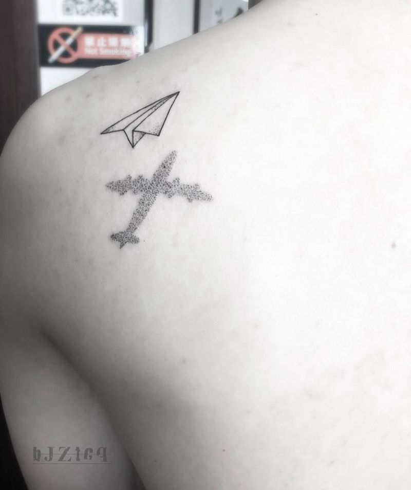 纸飞机纹身图片_成品背部清新几何点刺纹身图案