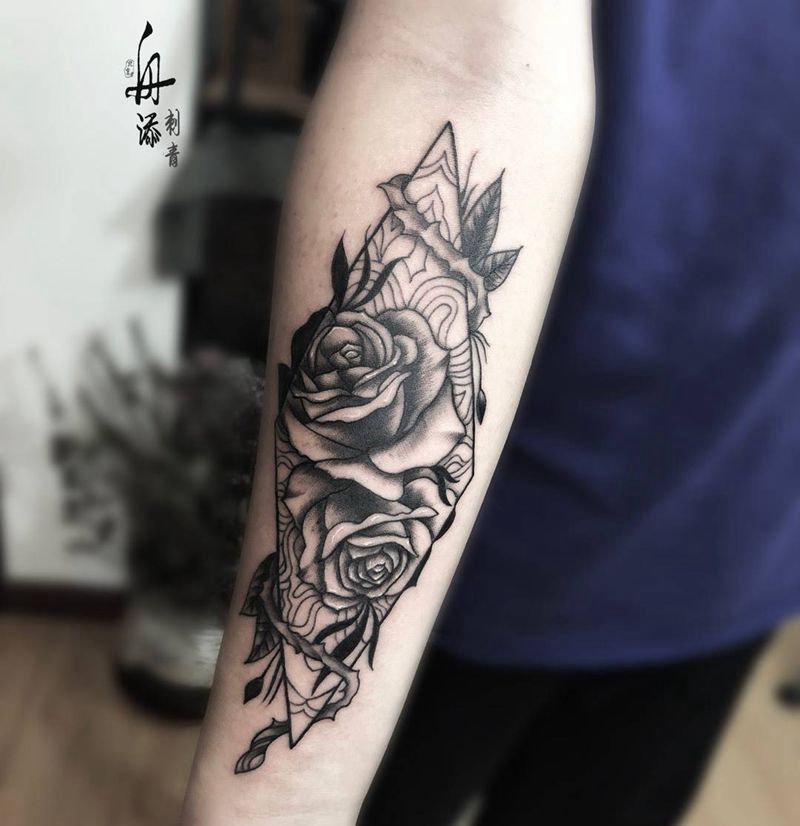 小臂玫瑰纹身图片_成品手臂清新欧美植物几何玫瑰纹身图案