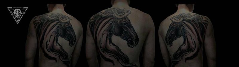 纹身/刺青/写实纹身/马纹身纹身图片_背部欧美写实水墨纹身图案