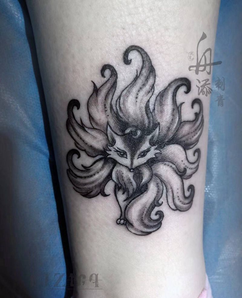 九尾狐纹身图片_成品腿部欧美清新动物纹身图案