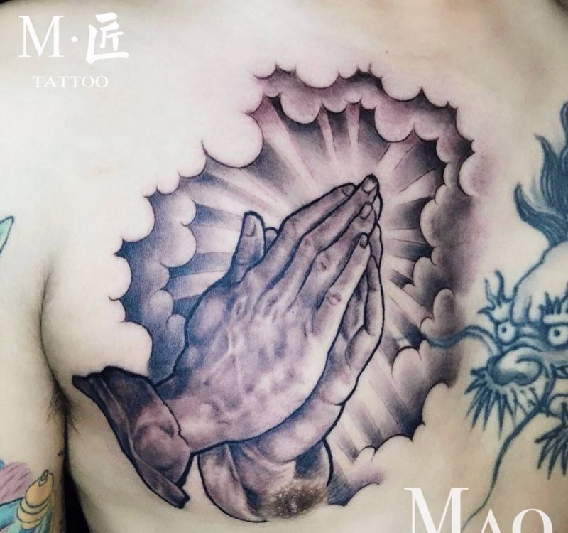 祈祷之手纹身图片_胸部欧美写实手 黑灰写实纹身图案