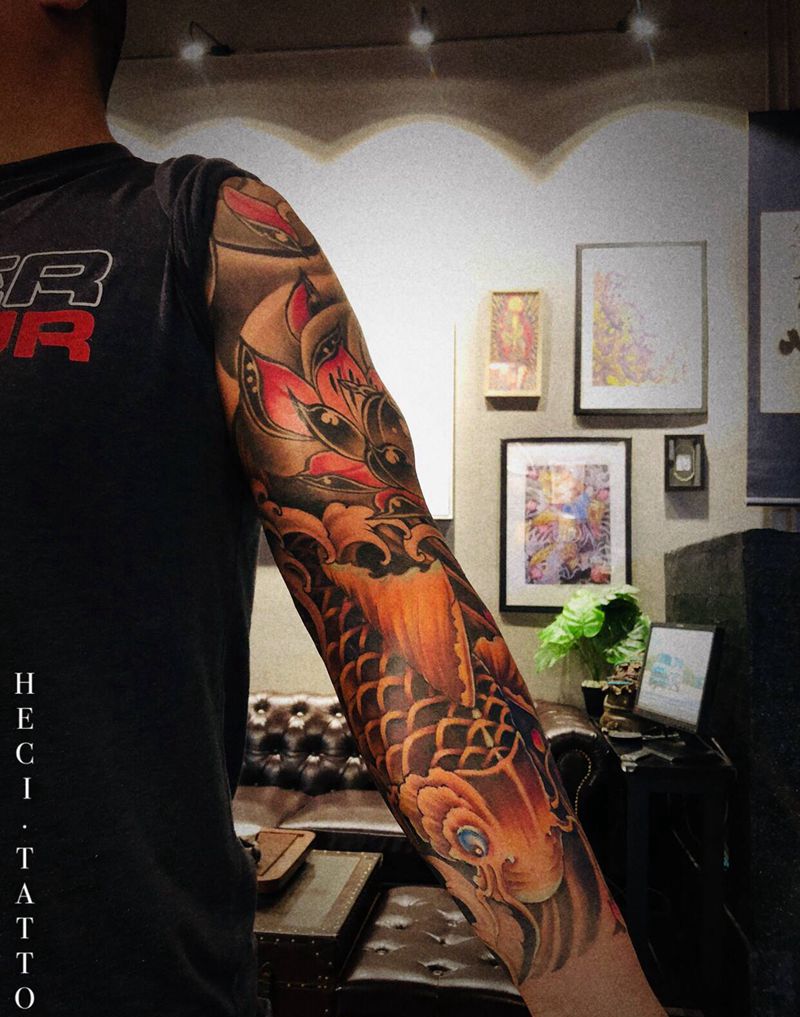 传统花臂纹身图片_手臂新传统锦鲤荷花纹身图案