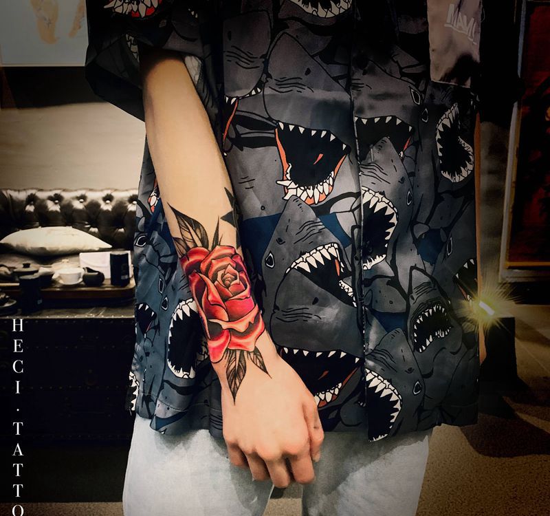 花纹身图片_手臂New School纹身图案