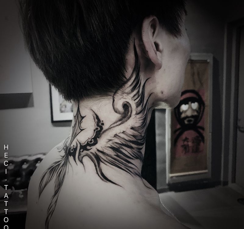 翅膀纹身图片_颈部翅膀纹身图案