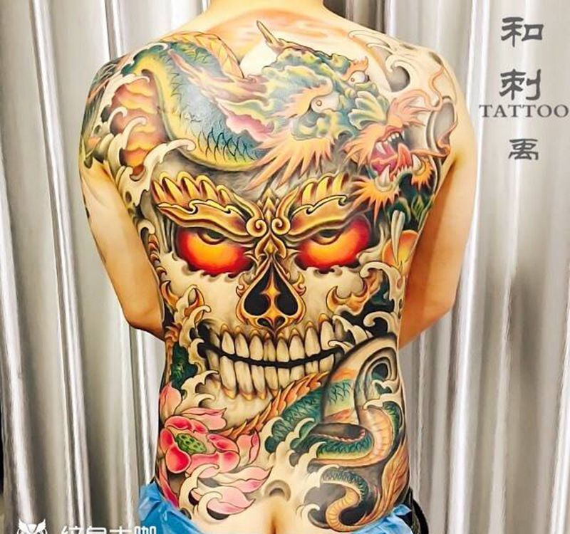 嘎巴拉纹身图片_成品背部传统宗教嘎巴拉纹身图案