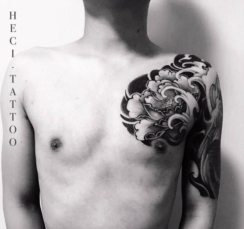 工事纹身图片_成品肩部传统植物纹身图案