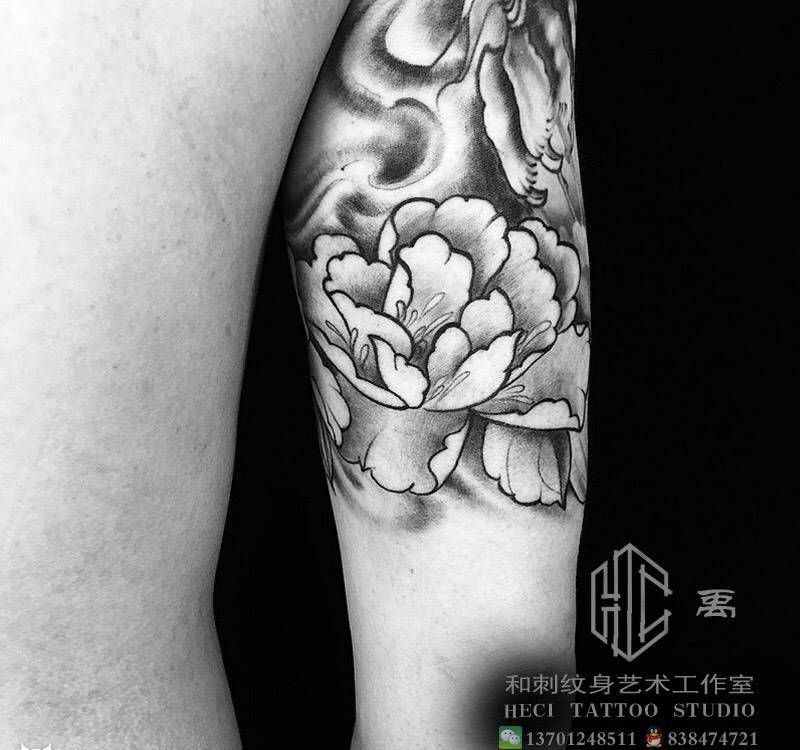 未完成纹身图片_手臂传统植物牡丹花纹身图案