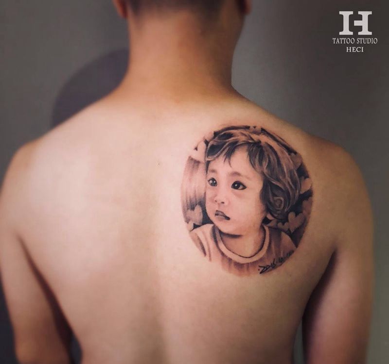 “小情人儿”纹身图片_背部欧美写实纹身图案