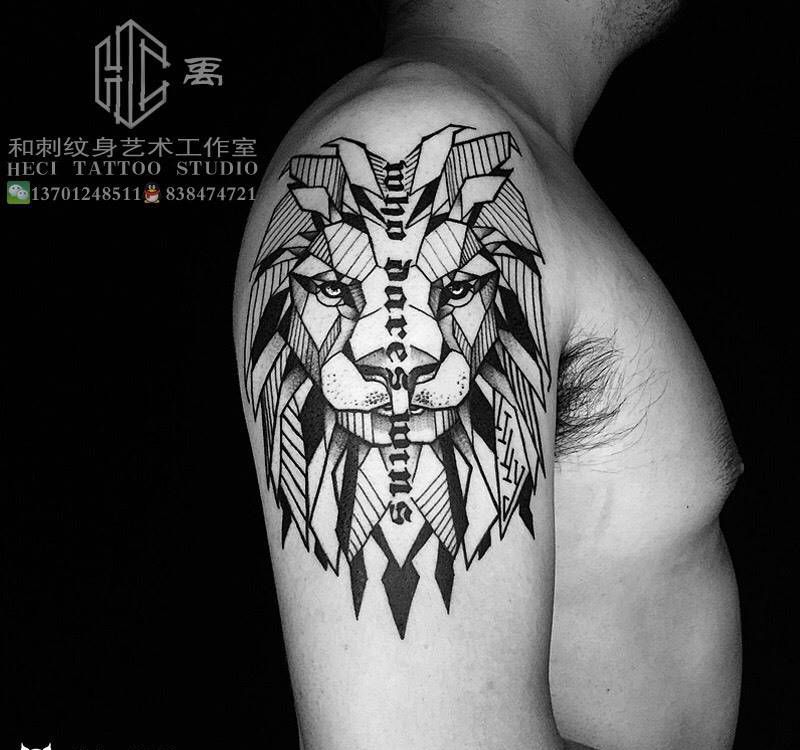 狮子纹身图片_成品手臂欧美几何动物狮子纹身图案