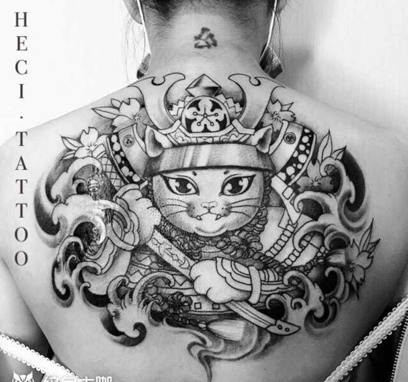 武士猫纹身图片_成品背部传统清新动物猫纹身图案