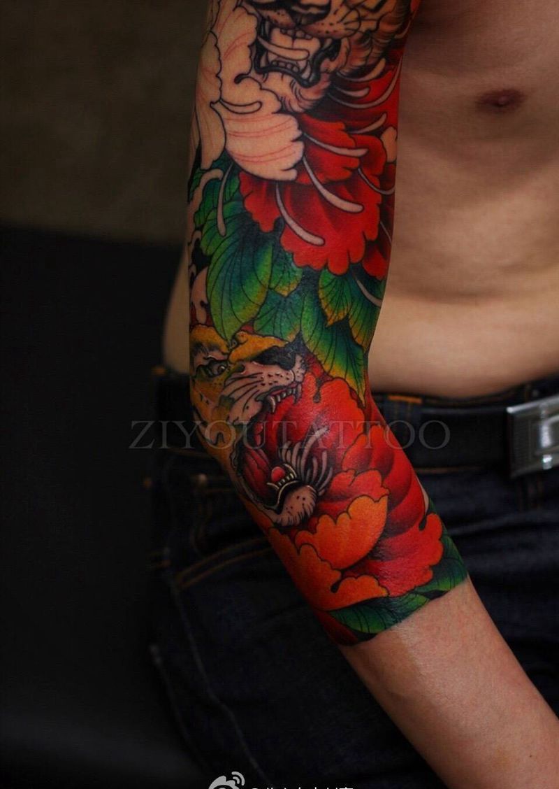 北京自由刺青作品牡丹七分袖纹身图片_手臂传统静物动物纹身图案