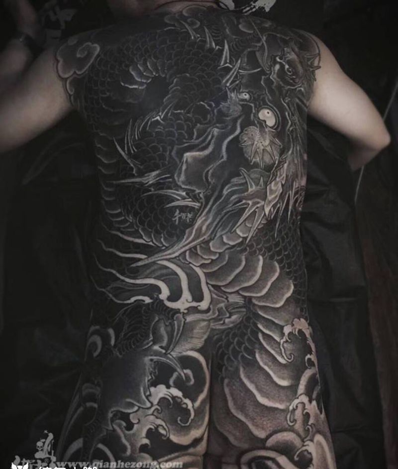 王位遮盖纹身图片_背部新传统老传统纹身图案
