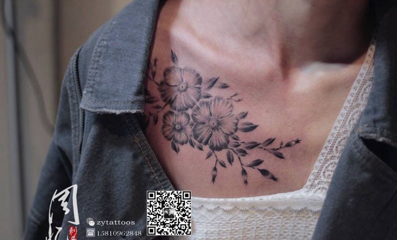 锁骨插画风格花卉纹身图片_