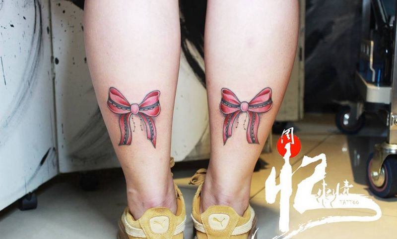 小腿蝴蝶结纹身图片_