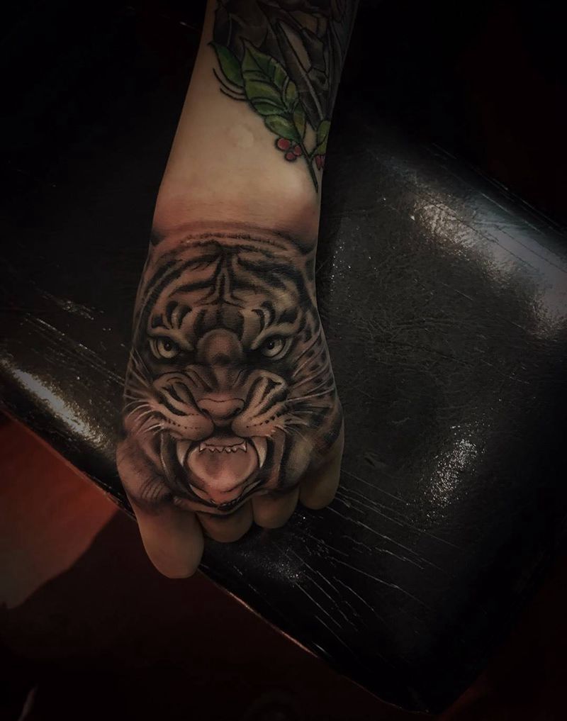 手背老虎纹身图片_手部欧美写实纹身图案