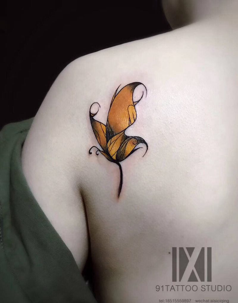 枯叶蝶纹身图片_肩部背部枯叶蝶纹身图案